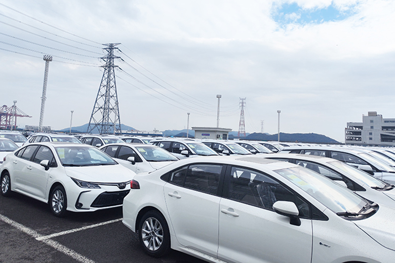 Lotes de autos Toyota listos para la entrega