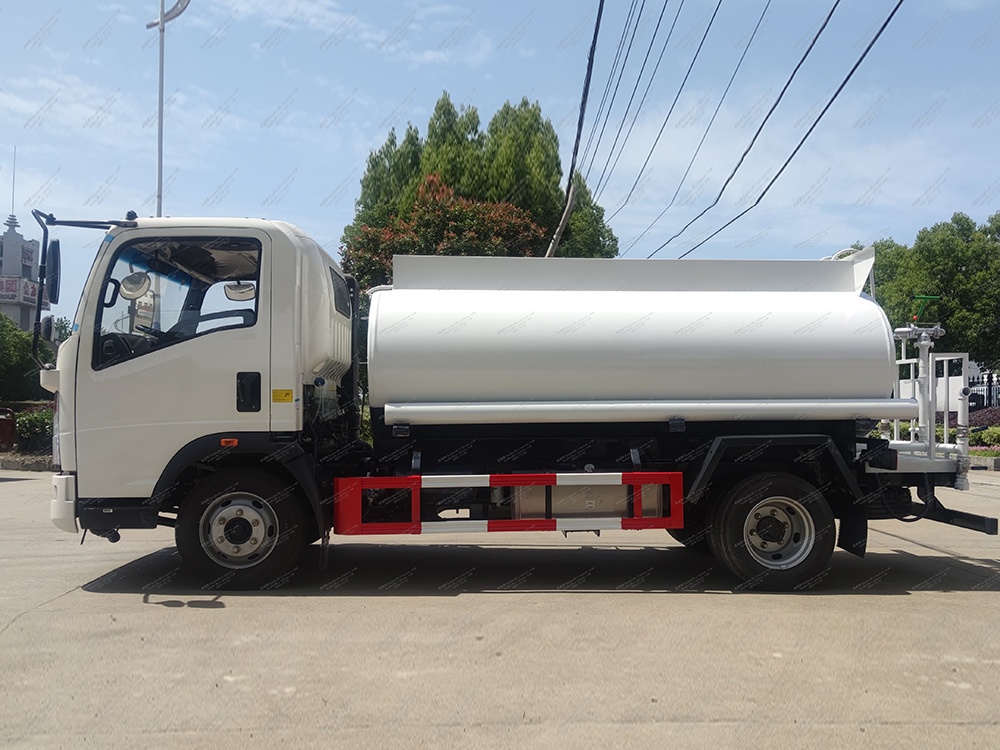 Howo 4x2 camión de tanque de agua de metro cúbico