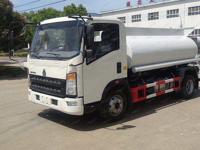 Howo 4x2 camión de tanque de agua de metro cúbico